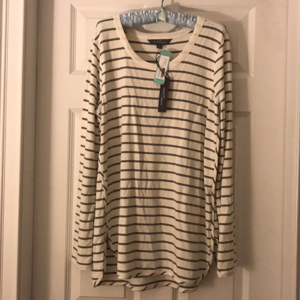 Long sleeve, striped, curved hem knit top